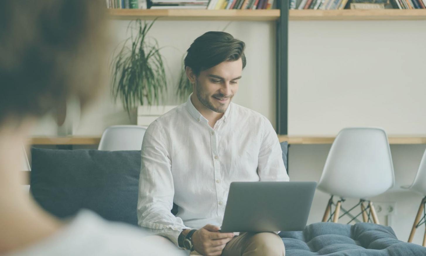 Sessione di analisi finanziaria con grafici e strumenti di ricerca